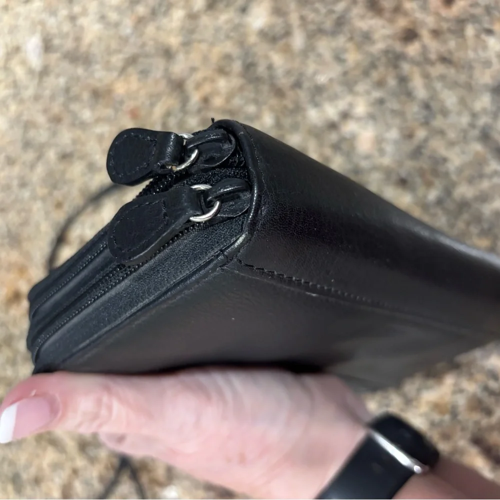 Wilsons Leather Elegant Black Crossbody Bag - Picture 6 of 16